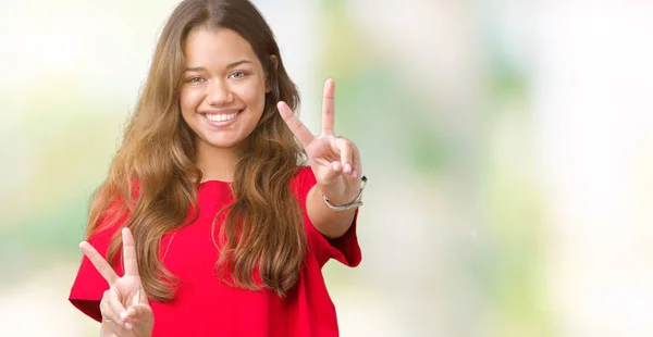 Ung Vacker Brunett Kvinna Klädd Röd Shirt Över Isolerade Bakgrund — Stockfoto