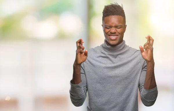 Jovem Afro Americano Sobre Fundo Isolado Sorrindo Cruzando Dedos Com — Fotografia de Stock
