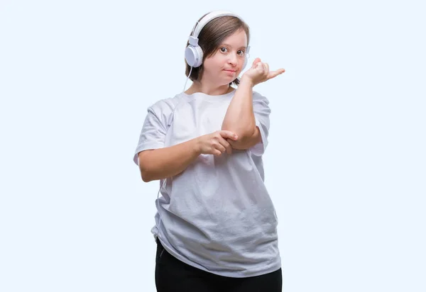 Młoda Kobieta Dorosłych Zespołem Downa Noszenia Słuchawek Białym Tle Wielkim — Zdjęcie stockowe