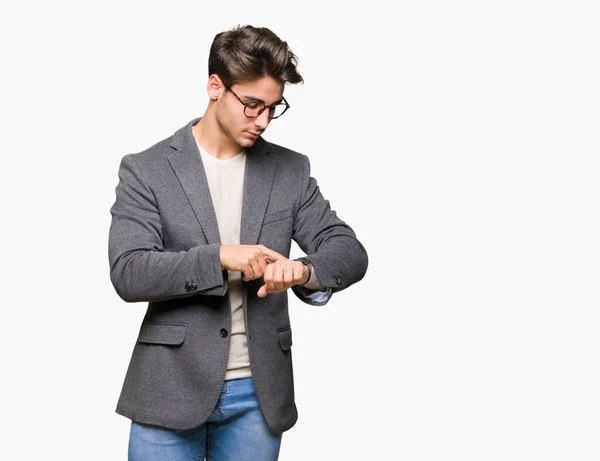 Mladí Obchodní Muž Nosí Brýle Izolované Pozadí Kontrola Času Náramkové — Stock fotografie