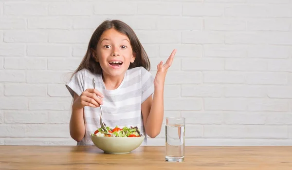Criança Hispânica Jovem Sentada Mesa Comendo Salada Saudável Muito Feliz — Fotografia de Stock