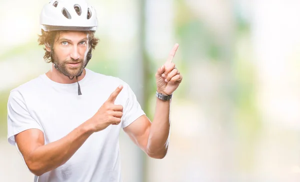 Hombre Guapo Ciclista Hispano Con Casco Seguridad Sobre Fondo Aislado — Foto de Stock