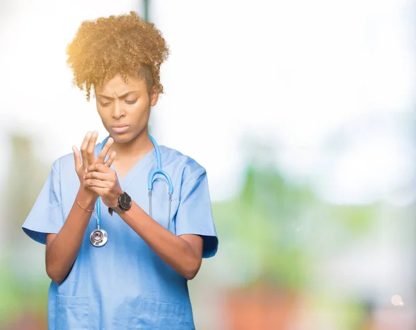 Junge Afrikanisch Amerikanische Ärztin Über Isolierten Hintergrund Leiden Schmerzen Händen — Stockfoto