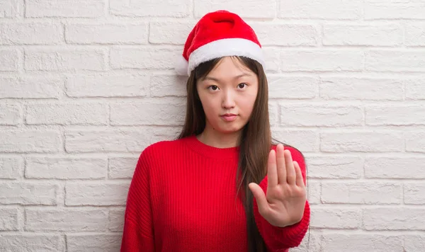 Jovem Chinesa Vestindo Chapéu Papai Noel Com Mão Aberta Fazendo — Fotografia de Stock