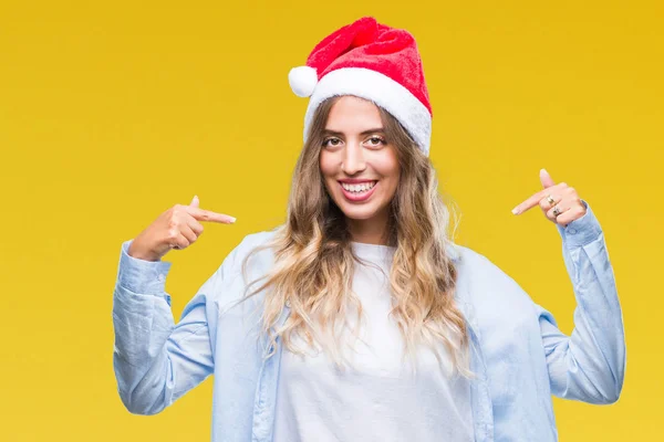 美丽的年轻金发碧眼的女人戴着圣诞帽在孤立的背景看起来自信与微笑在脸上 用手指指向自己骄傲和快乐 — 图库照片