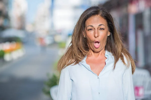 Bella Donna Ispanica Mezza Età Strada Una Giornata Sole Spaventata — Foto Stock