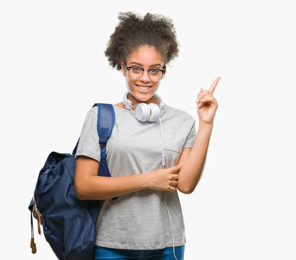 Unga Afro Amerikansk Student Kvinna Som Bär Hörlurar Och Ryggsäck — Stockfoto