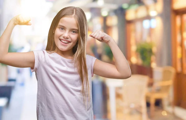 Giovane Bella Ragazza Sfondo Isolato Mostrando Muscoli Delle Braccia Sorridenti — Foto Stock