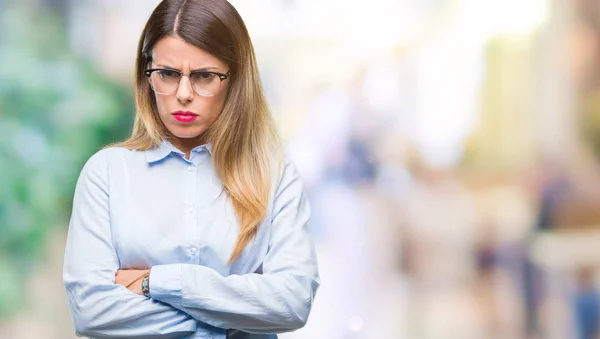 Joven Mujer Negocios Hermosa Con Gafas Sobre Fondo Aislado Escéptico —  Fotos de Stock