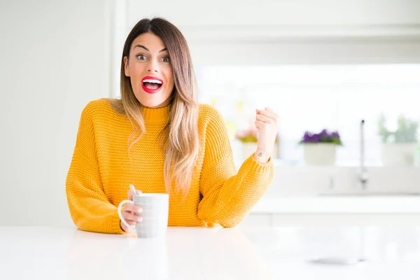 Jonge Mooie Vrouw Drinken Een Kopje Koffie Thuis Schreeuwen Trots — Stockfoto