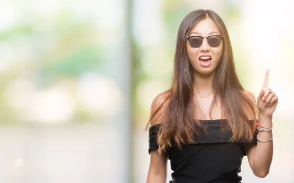 Mujer Asiática Joven Con Gafas Sol Sobre Fondo Aislado Apuntando —  Fotos de Stock