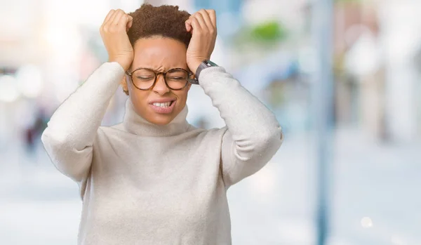 Joven Mujer Afroamericana Hermosa Con Gafas Sobre Fondo Aislado Que — Foto de Stock