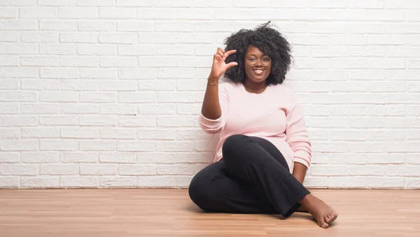 Mujer Afroamericana Joven Sentada Suelo Casa Sonriendo Confiado Gesto Con — Foto de Stock