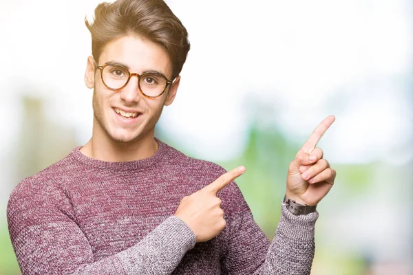 Junger Gutaussehender Mann Mit Brille Vor Isoliertem Hintergrund Lächelnd Und — Stockfoto