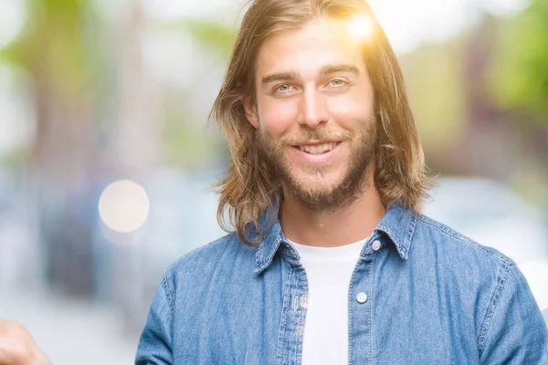 Mladý Pohledný Muž Dlouhými Vlasy Nad Izolované Pozadí Ohromil Usmívá — Stock fotografie