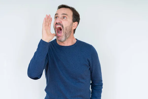 Eleganta Senior Mannen Över Isolerade Bakgrunden Ropade Och Skrek Högt — Stockfoto