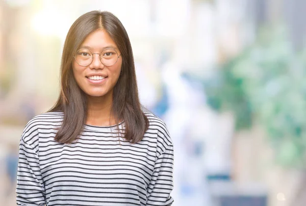 Giovane Donna Asiatica Indossa Occhiali Sfondo Isolato Con Sorriso Felice — Foto Stock