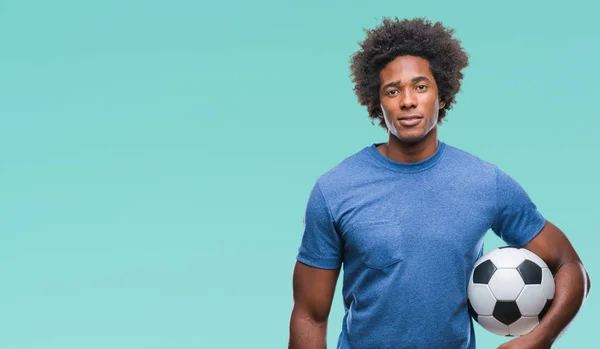 Afro Americký Muž Drží Fotbalový Míč Nad Izolované Pozadí Výrazem — Stock fotografie