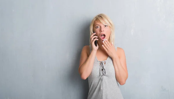 Erwachsene Kaukasische Frau Über Grunge Grauer Wand Die Telefon Spricht — Stockfoto