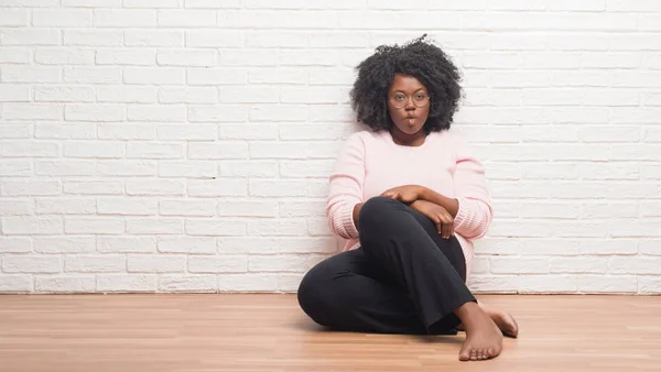 Mujer Afroamericana Joven Sentada Suelo Casa Haciendo Cara Pez Con — Foto de Stock