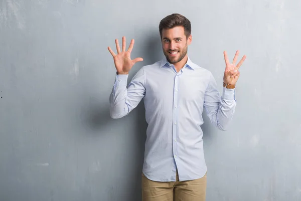 Hombre Negocios Joven Guapo Sobre Pared Grunge Gris Con Elegante —  Fotos de Stock