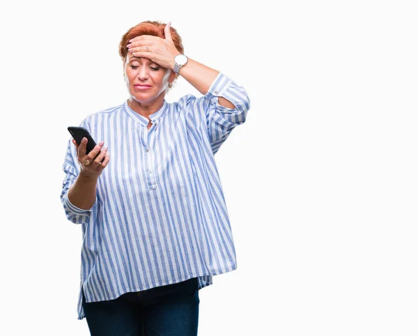 Mulher Ruiva Caucasiana Sênior Atrativa Que Envia Mensagens Usando Smartphone — Fotografia de Stock