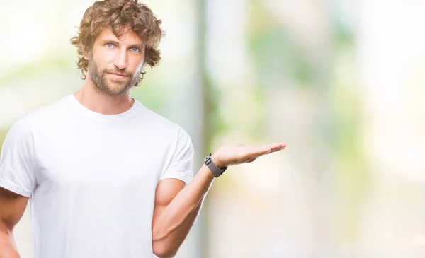 Handsome Hispanic Model Man Isolated Background Smiling Cheerful Presenting Pointing — Stock Photo, Image