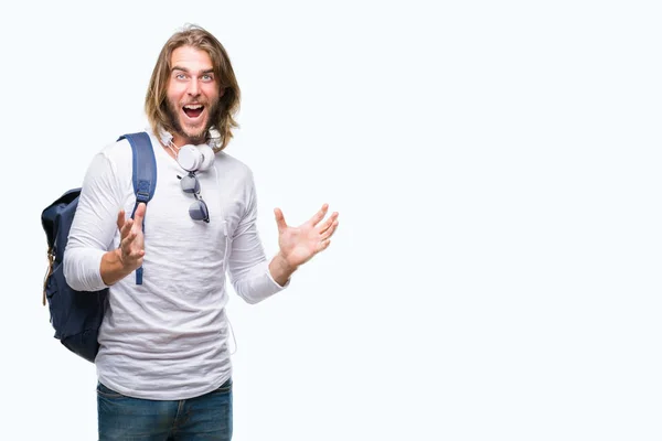 Junger Gutaussehender Touristenmann Mit Langen Haaren Rucksack Vor Isoliertem Hintergrund — Stockfoto