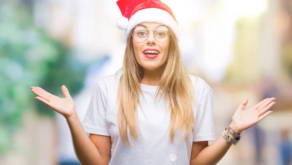 Junge Schöne Frau Mit Weihnachtsmütze Über Isoliertem Hintergrund Ahnungslos Und — Stockfoto