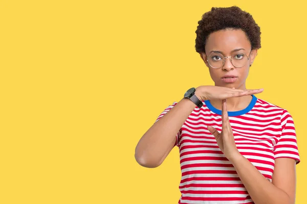 Linda Jovem Afro Americana Vestindo Óculos Sobre Fundo Isolado Fazendo — Fotografia de Stock