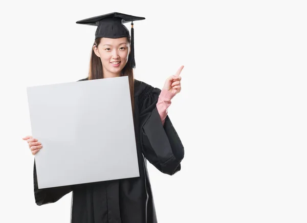 Young Chinese Woman Wearing Graduate Uniform Holding Banner Very Happy — Stock Photo, Image