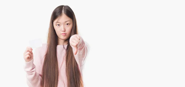 Jonge Chinese Vrouw Geïsoleerd Achtergrond Met Bezoek Kaart Met Boos — Stockfoto
