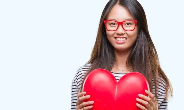 Giovane Donna Asiatica Innamorata Tenuta Letto Cuore Sfondo Isolato Con — Foto Stock