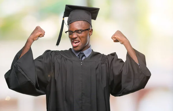 Mladý Absolvent Afroamerické Muže Izolované Pozadí Ukazuje Svaly Paže Úsměvem — Stock fotografie