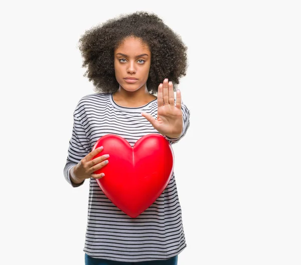 Αφρο Αμερικανικό Γυναίκα Κρατώντας Κόκκινη Καρδιά Αγάπη Πέρα Από Απομονωμένο — Φωτογραφία Αρχείου