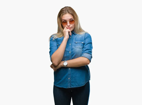 Młody Kaukaski Kobieta Nosi Okulary Białym Tle Ręką Podbródek Myślenia — Zdjęcie stockowe