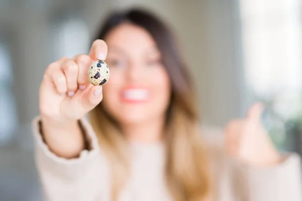 Jovem Mulher Bonita Segurando Ovo Codorna Fresco Casa Apontando Mostrando — Fotografia de Stock