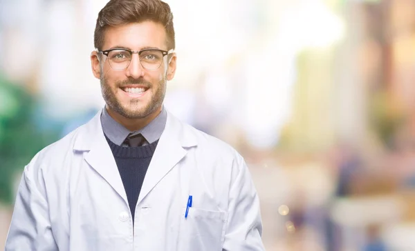 Joven Hombre Guapo Vistiendo Médico Abrigo Científico Sobre Fondo Aislado — Foto de Stock