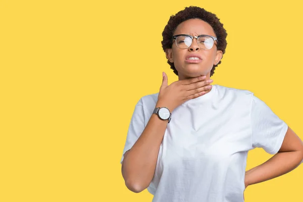 Hermosa Mujer Afroamericana Joven Con Gafas Sobre Fondo Aislado Tocando —  Fotos de Stock