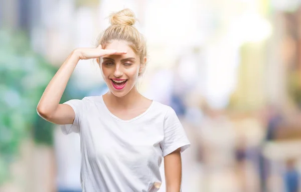 Joven Hermosa Mujer Rubia Con Camiseta Blanca Sobre Fondo Aislado — Foto de Stock