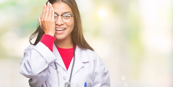 Mujer Joven Médico Árabe Sobre Fondo Aislado Que Cubre Ojo — Foto de Stock