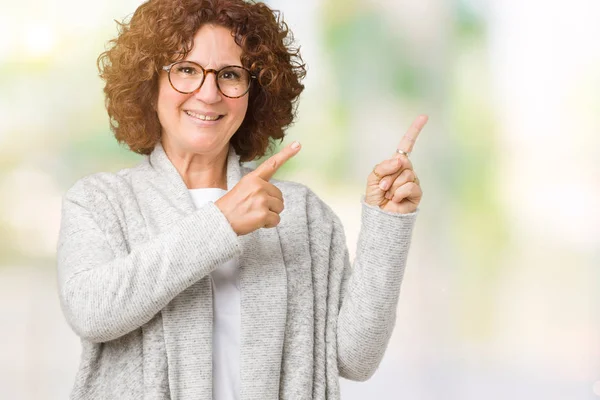 Bella Donna Anziana Mezza Età Indossa Giacca Occhiali Sfondo Isolato — Foto Stock