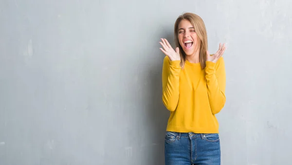 Schöne Junge Frau Die Über Grunge Grauer Wand Steht Und — Stockfoto