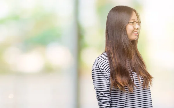 Jonge Aziatische Vrouw Bril Geïsoleerde Achtergrond Zoek Weg Aan Kant — Stockfoto