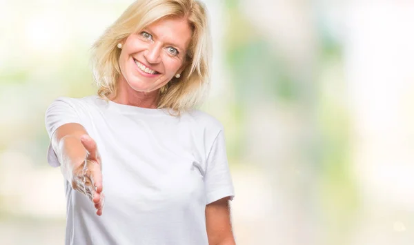 Mujer Rubia Mediana Edad Sobre Fondo Aislado Sonriendo Amistoso Ofreciendo — Foto de Stock