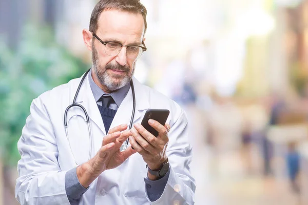 Mediana Edad Hoary Médico Hombre Mensajes Texto Utilizando Teléfono Inteligente — Foto de Stock