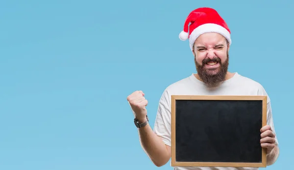 Joven Hipster Caucásico Con Sombrero Navidad Sosteniendo Pizarra Sobre Fondo — Foto de Stock