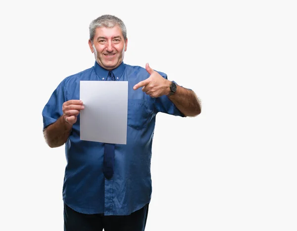 Hombre Mayor Guapo Sosteniendo Papel Hoja Blanco Sobre Fondo Aislado —  Fotos de Stock