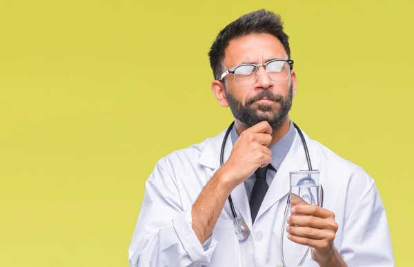 Médico Hispano Adulto Bebiendo Vaso Agua Sobre Fondo Aislado Cara — Foto de Stock