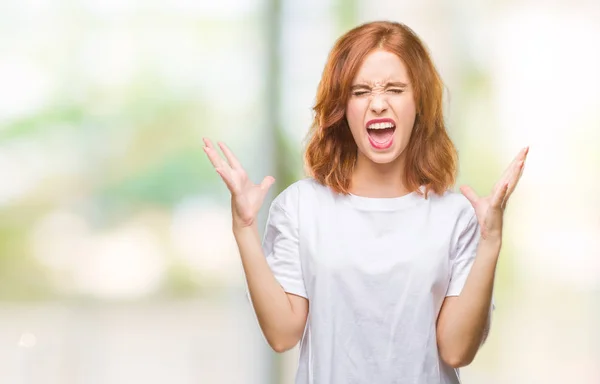 狂牛病と腕との成功のために狂気を祝う孤立の背景に若くてきれいな女性は 発生し 興奮して叫んで目を閉じた 勝者の概念 — ストック写真